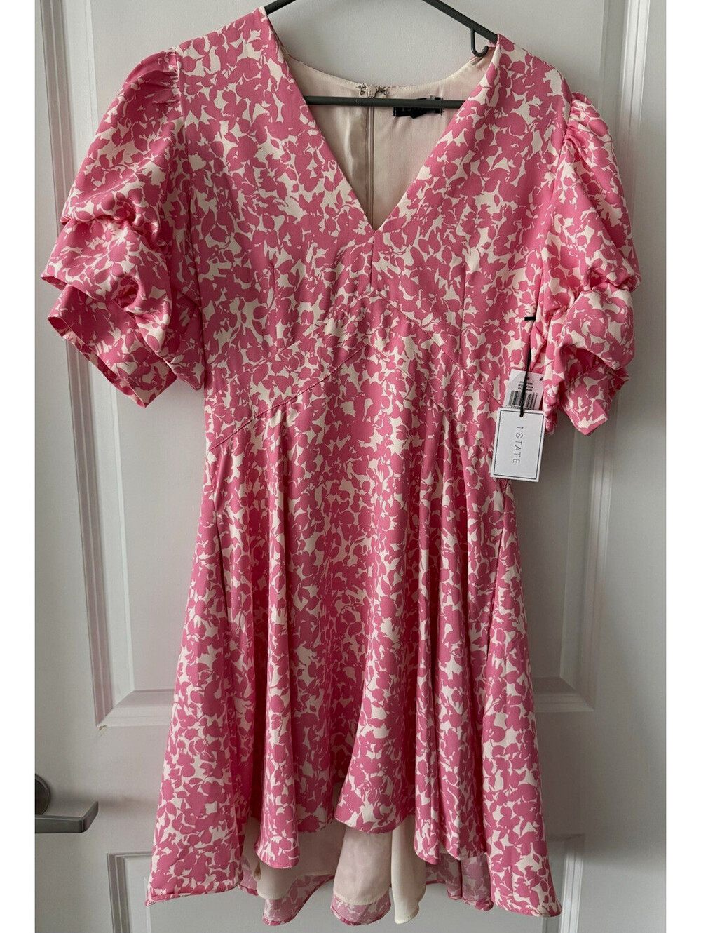1.STATE NWT Tiered Bubble Sleeve Dress Medium Pink Glow Floral V-Neck Fit Flare